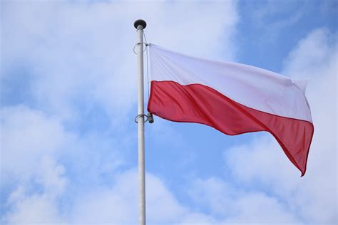 Flaga Polski dla każdego gospodarstwa domowego w gminie Małogoszcz. Symbol Narodowy trafi do ...