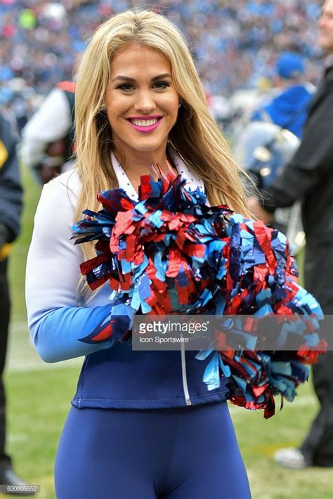 Photo d'actualité : A Tennessee Titans cheerleader poses for a... Cheerleader Girl, Cheerleading ...