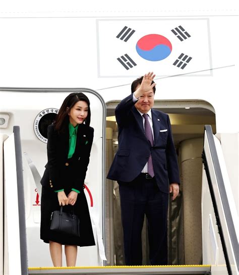 : Seoul:President Yoon Suk Yeol (L) and first lady Kim Keon Hee ...