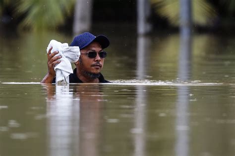 Several dead, 40,000 evacuated after southern Malaysia floods | Daily Sabah