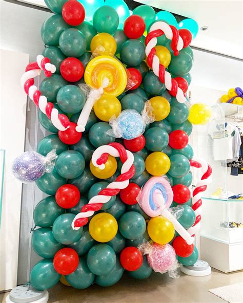 Christmas Balloon Backdrop Display | THAT Balloons