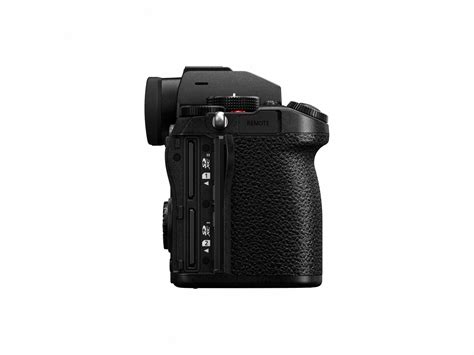 Panasonic S5 is a full-frame photo/video monster in a compact body