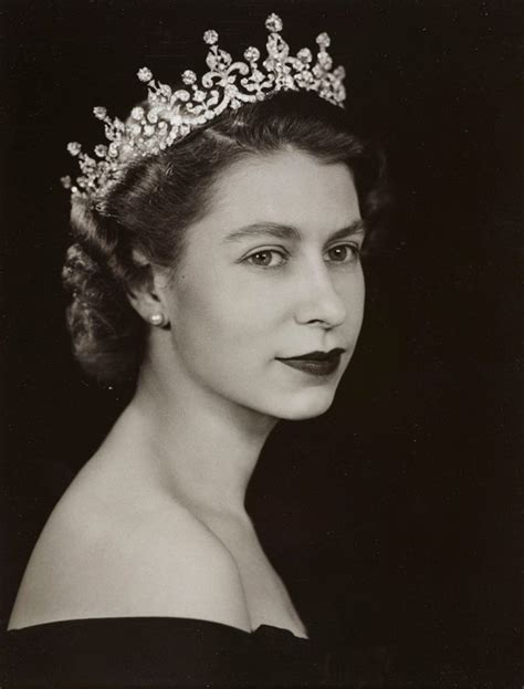 Le premier portrait officiel d’Elizabeth II en 1952 – Noblesse & Royautés