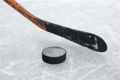 Bâton Et Galet De Hockey Sur Glace Sur La Glace Image stock - Image du ...