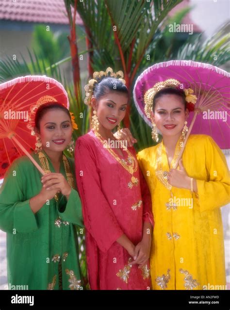 Women Dressed in Malay Traditional Costume, Kuala Lumpur, Malaysia ...