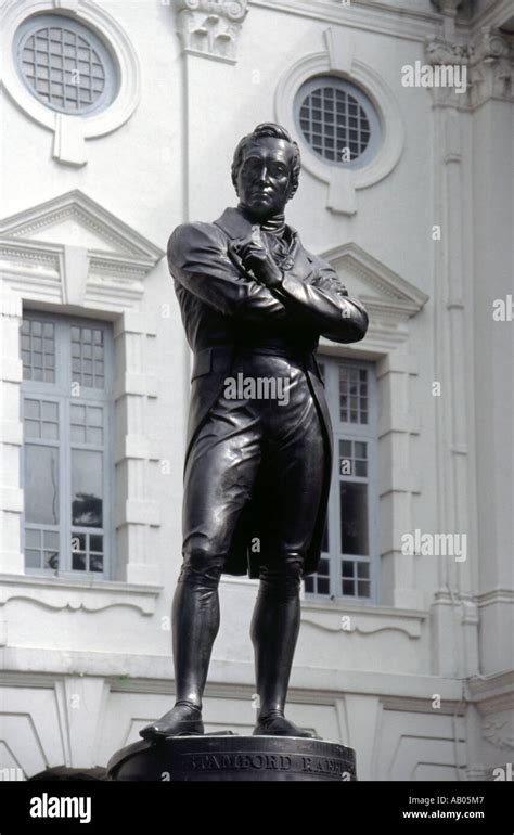 Sir Stamford Raffles Statue in Singapore Stock Photo - Alamy