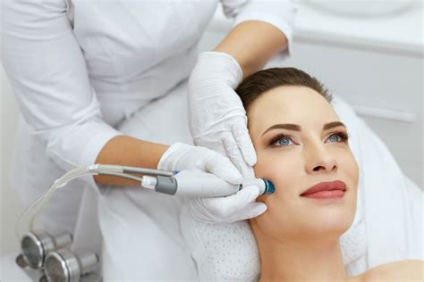 7 Hydrafacial Benefits for Your Skin: Dark Spots, Fine Lines, Acne and More (2022)