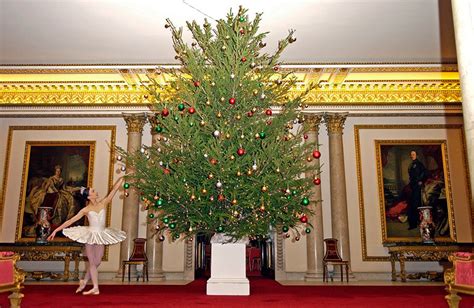 Inside Buckingham Palace at Christmas | Buckingham palace, Decorating with pictures, Buckingham