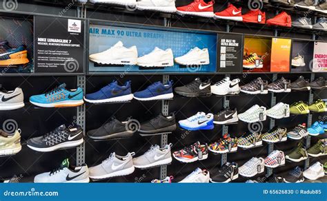 Nike Running Shoes for Sale in Nike Shoe Store Display Immagine Editoriale - Immagine di lusso ...