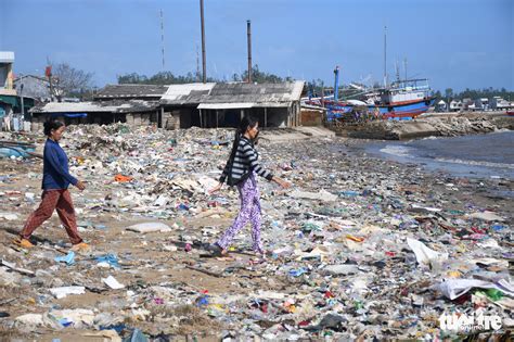 Ocean of trash washes up on central Vietnam beaches | Tuoi Tre News