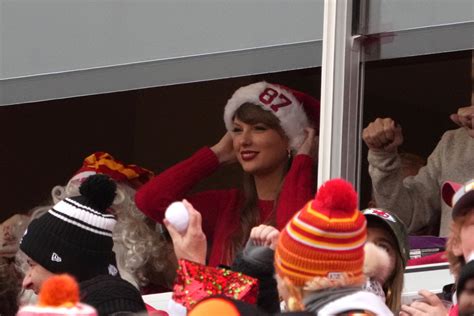 Taylor Swift Chiefs Game-Day Photo Goes Viral - Newsweek