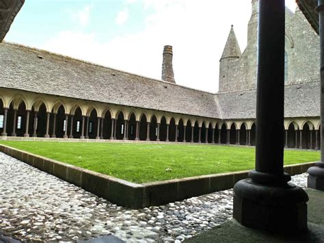 Le cloître » Mont Saint-Michel audio guide app » VoiceMap