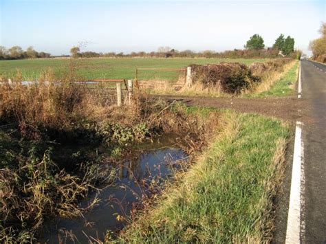 Roadside ditch © Jonathan Wilkins cc-by-sa/2.0 :: Geograph Britain and Ireland