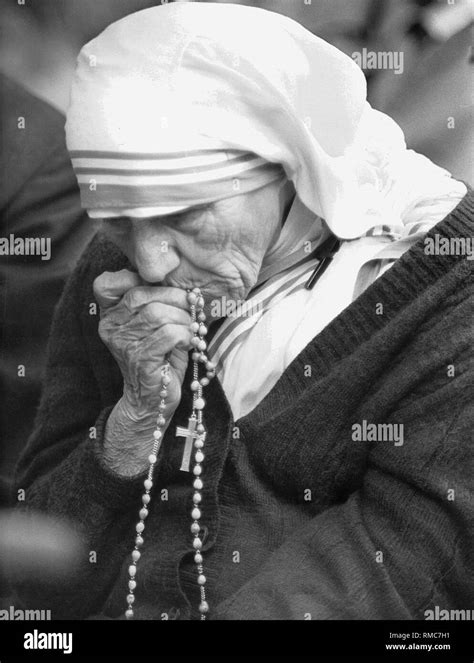 Mother teresa nobel peace prize Black and White Stock Photos & Images ...