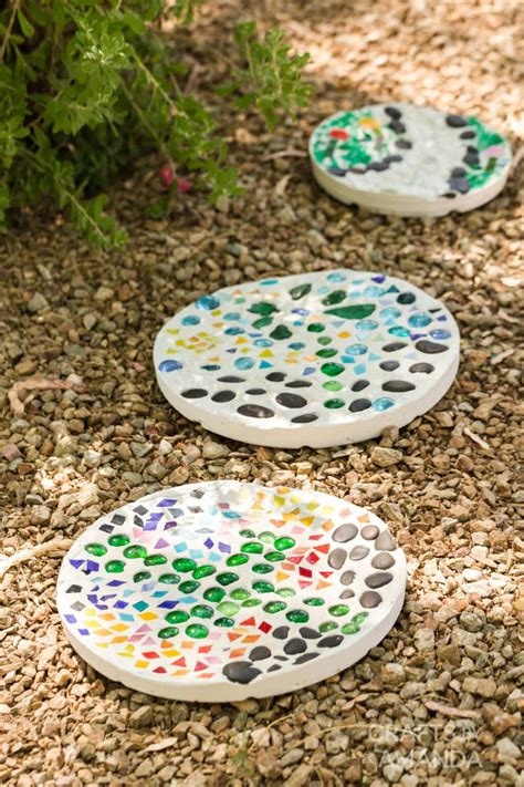 DIY Garden Stepping Stones - Crafts by Amanda - Garden Crafts