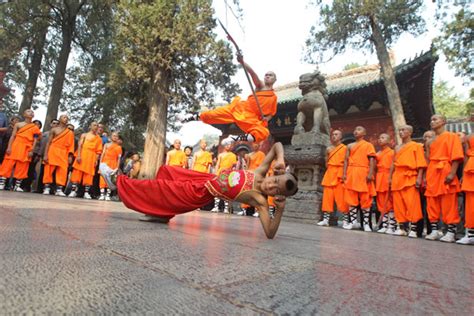 Kung fu dazzles Shaolin Temple[1]- Chinadaily.com.cn