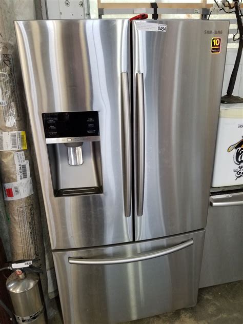 Bottom freezer refrigerator with ice and water dispenser – Ericvisser