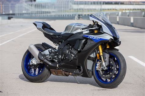 2018 Yamaha YZF-R1 and YZF-R1M | FULL TEST - Cycle News