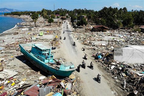 Estas fotos aéreas mostram o rastro de destruição deixado pelo tsunami na Indonésia