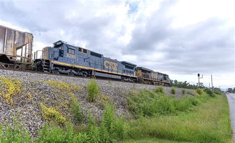 CSX rekindles its relationship with venerable Dash-8 locomotives - Trains