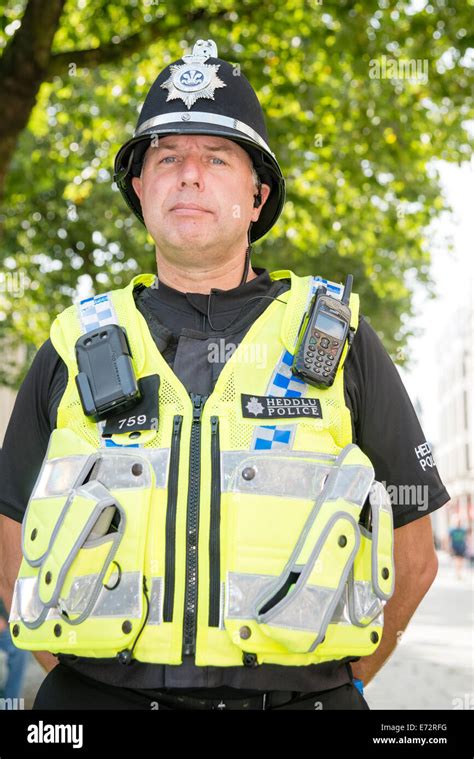 Male police officer in Cardiff, Wales, UK. Heddlu Welsh police Stock Photo - Alamy