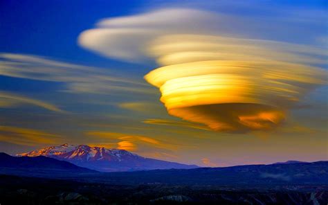 Lenticular Clouds (Altocumulus Standing Lenticular) : r ...