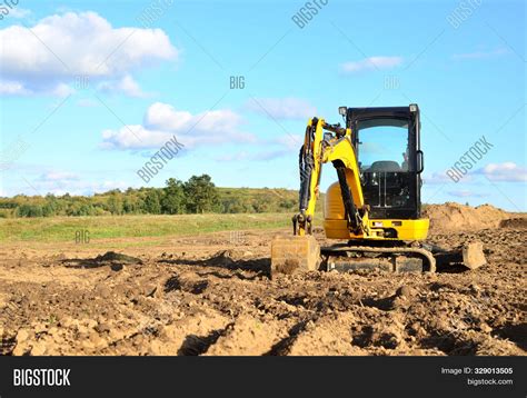 Mini Excavator Digging Image & Photo (Free Trial) | Bigstock