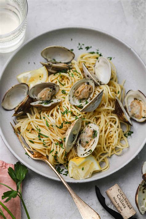 Spaghetti alle Vongole (Spaghetti with Clams) + Video | Well Seasoned Spaghetti Recipes, Pasta ...