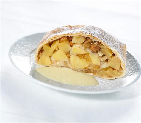 Apfelstrudel mit Vanillesoße Rezept | LECKER