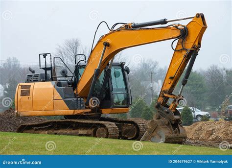 Digging excavator shovel stock image. Image of crawler - 204679627