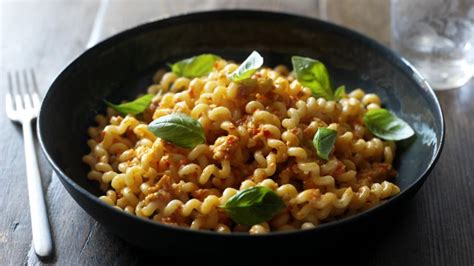 Sicilian pasta with tomatoes, garlic and almonds recipe - BBC Food