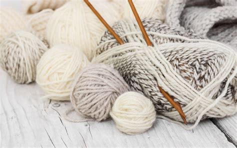 Beginner's Guide to Choosing the Right Knitting Yarn and Needles ...