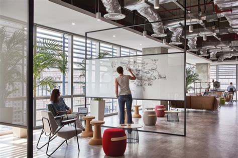 Ein Blick ins Innere von Diageo Moderne Büro in Singapur in 2020 | Modern office interiors ...