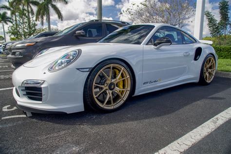 Stunning white Porsche 911 Turbo S : Porsche