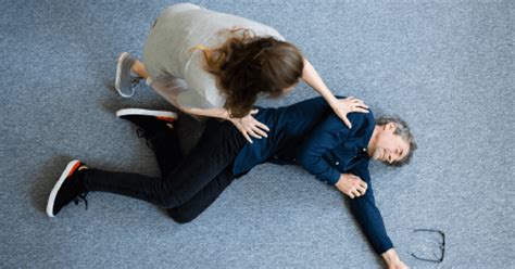 First Aid for Fainting : Symptoms, Causes & How to prevent