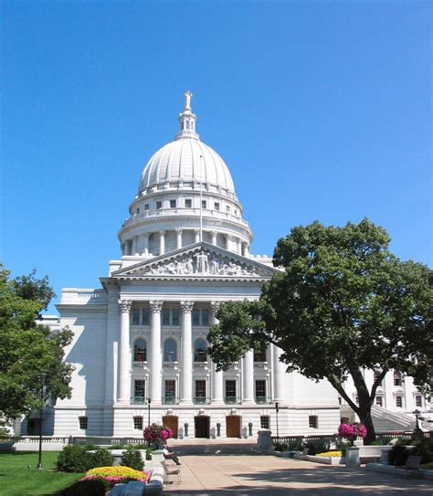 File:Capitol Madison, WI.jpg - Wikimedia Commons