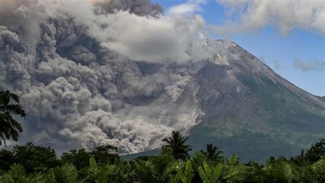 Keamanan wisata gunung di Indonesia jadi sorotan usai erupsi gunung-gunung berapi - CNA