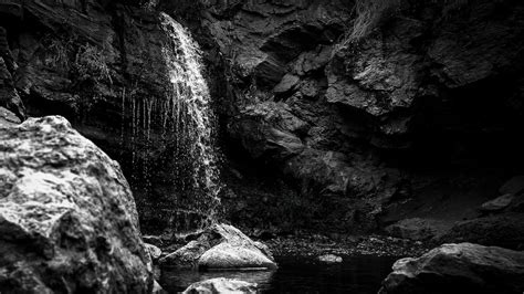 Waterfall in Black and White · Free Stock Photo