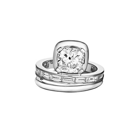 Ariana Grande's Engagement Ring Features A Stunning Oval Diamond ...