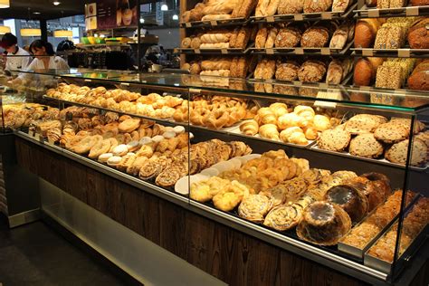 One of the many fantastic bread displays | Doces e salgados, Projeto de padaria, Padaria