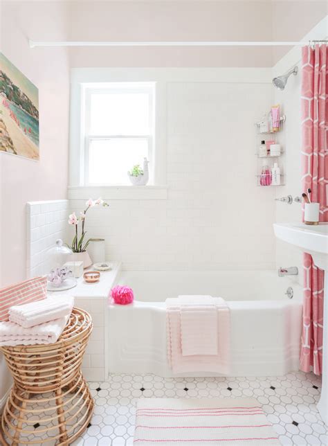 5 Pink Bathroom Accessories