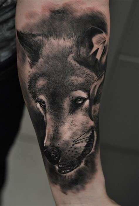 Wolf tattoo realistic black and grey | Tatoo, Tatuagens, Lobo