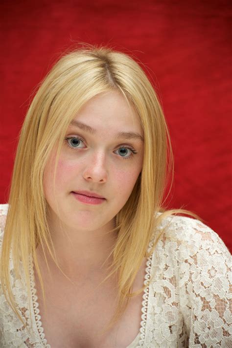 dakota-fanning-twilight-saga-eclipse-press-conference-in-beverly-hills-08 – GotCeleb