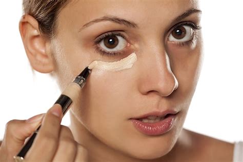 10 Best Concealers For Dark Circles Suitable For Indian Skin