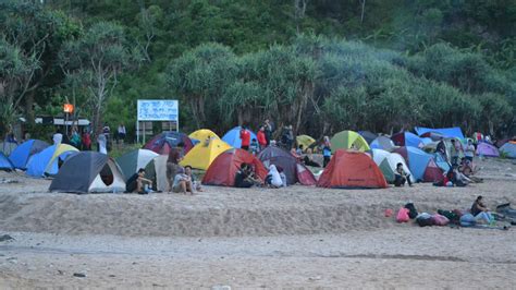 13 Spot Foto Pantai Wediombo Jogja (HTM, Rute, Jam Buka)