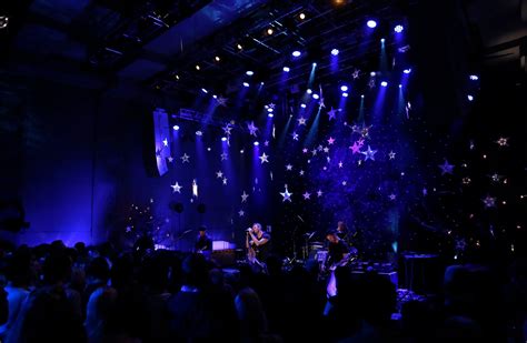 Coldplay 'Viva La Vida' In Concert een mooie start in het nieuwe jaar | Coldplay, Concert, Muziek