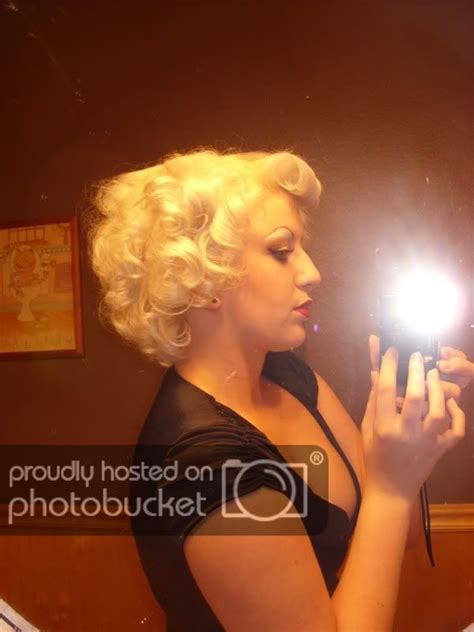 Easy Marilyn Monroe hair tutorial | Marilyn monroe hair, Pinup hair ...