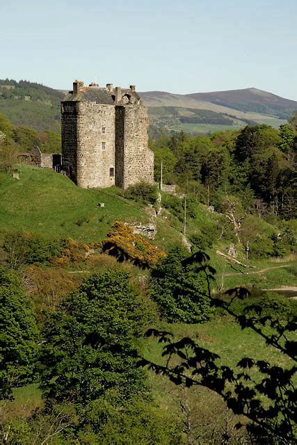 Neidpath Castle © Walter Baxter cc-by-sa/2.0 :: Geograph Britain and Ireland