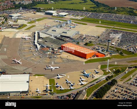 Luton airport hi-res stock photography and images - Alamy