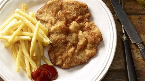 Wiener Schnitzel mit Pommes frites und Salat